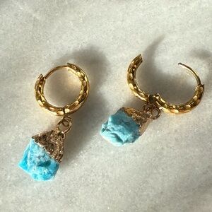NWT|NIOB Gold Hoop Huggies with blue stone dangled
A5